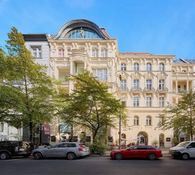 Wohnen und Arbeiten im historischen Uhlandpalais - großzügiger  Altbau in Charlottenburg Wilmersdorf — photo 1